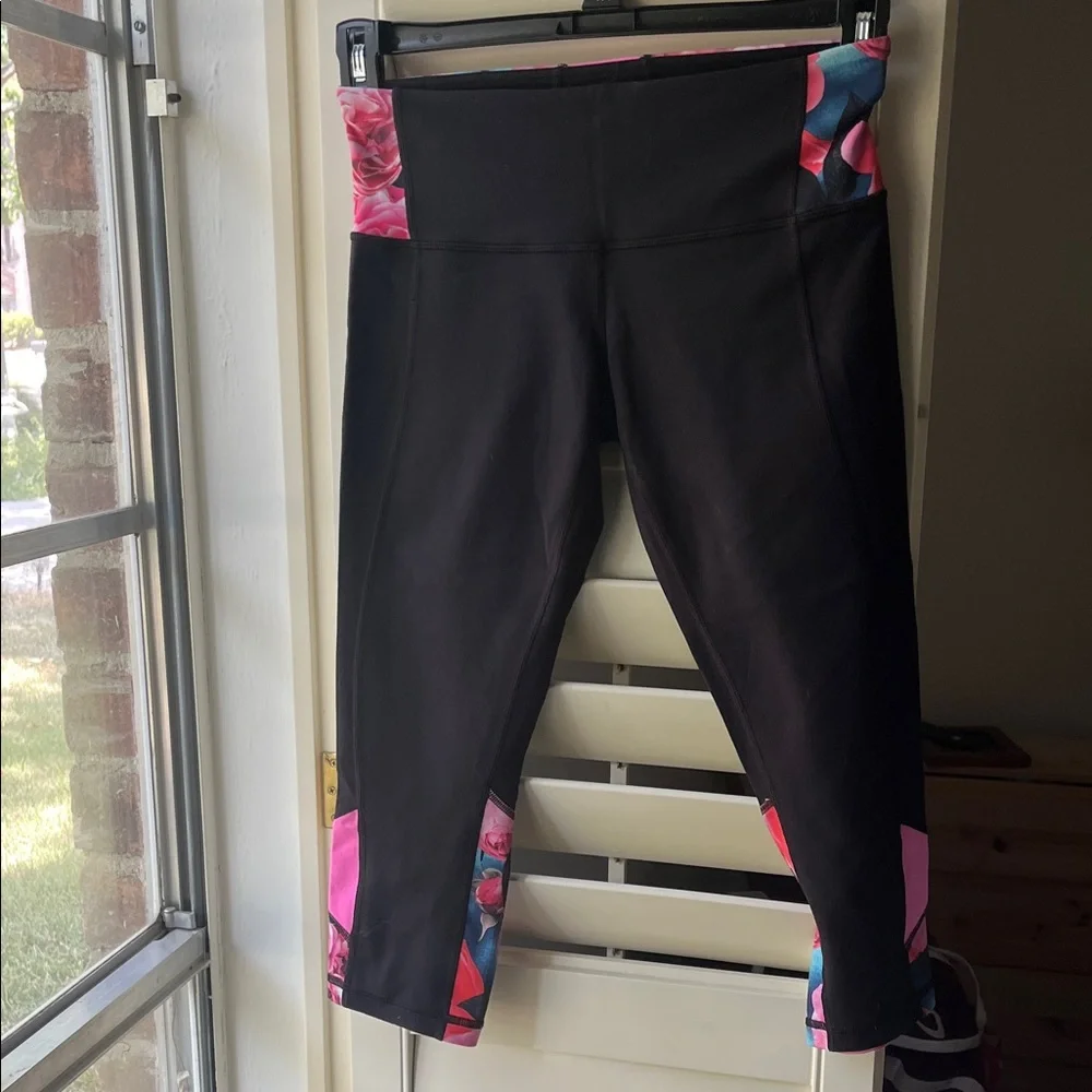 Lululemon Capri Black Floral Print Mid Rise Legging Size 6 - Picture 5 of 9